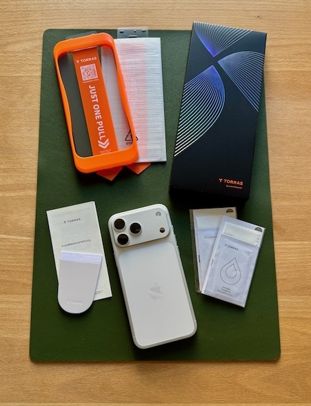 Der Lieferumfang des Panzerglases bzw Schutzglases von Torras für die iPhone 17 Familie