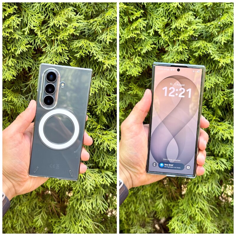 galaxy_fold_8_ultra_spigen_air_skin - smartphonehuellen-test.de Zweiteiliges Bild, das eine Hand zeigt, die ein Galaxy Fold 8 Ultra Smartphone von hinten hält (links), mit einem runden Ring für die kabellose Ladestation und einem Dreifach-Kameramodul, vor grünem Laub. Hülle im Foto ist das Air Skin Case von Spigen.